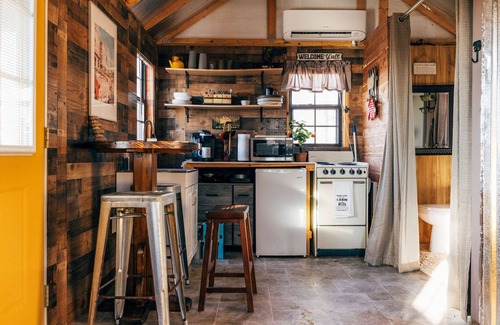 Holladay Cabin | Tranquil Tiny Cabin Near TN River – Perfect Family Getaway