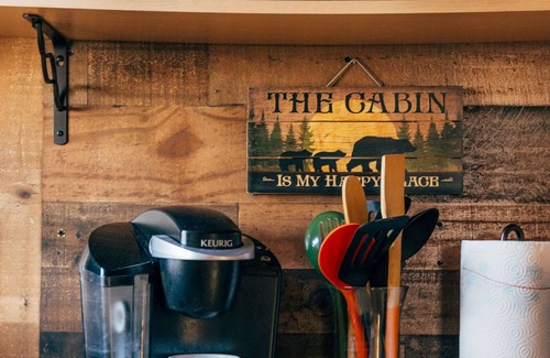 Holladay Cabin | Tranquil Tiny Cabin Near TN River – Perfect Family Getaway