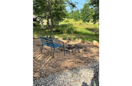 Kirby Cabin | Relax at Kick It Back Cabin 1: Pet Friendly Getaway