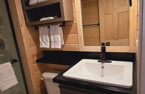 Page Cabin | Cozy Tiny Home King Room #19B