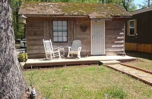McCalla House | Charming Tiny Home Retreat with Breakfast & Pet-Friendly Perks