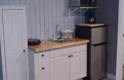McCalla House | Charming Tiny Home Retreat with Breakfast & Pet-Friendly Perks
