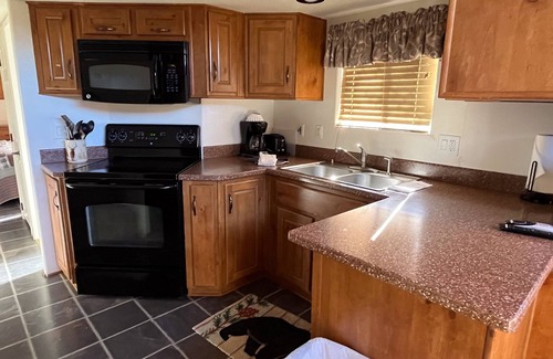 Almont Cabin | Charming Tiny Home Cabin for Couples and Families, 10/10 Rated