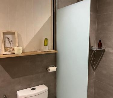 Poblacion District Villa | Guest Rated 10/10: Cozy Tiny Home with Hot Tub in City Center