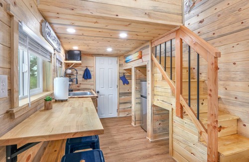 Dripping Springs House | Cozy Serenity Hollow Tiny House with Spa and Kitchen