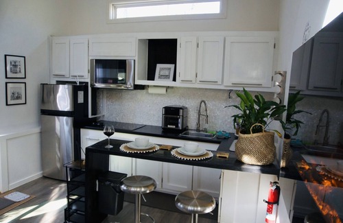 Athens Apartment | Charming Tiny House Near UGA with Kitchen & Breakfast