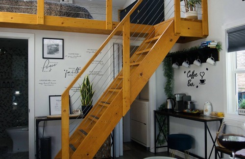 Athens Apartment | Charming Tiny House Near UGA with Kitchen & Breakfast