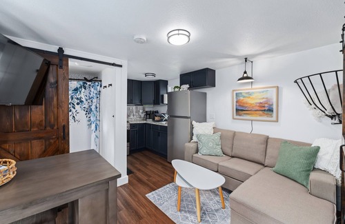 Dublin Cottage | Inviting Tiny House on Main Street with Breakfast Included