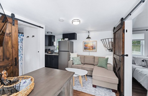Dublin Cottage | Inviting Tiny House on Main Street with Breakfast Included