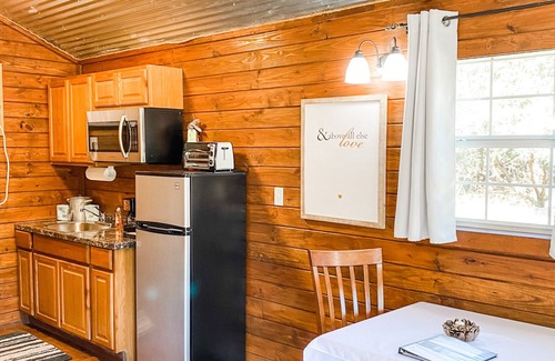 Crawford Cabin | Cozy Tiny House #1 at Gathering Oaks Retreat Awaits You