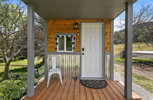 Central Point House | Cozy Tiny House! Small But Mighty ~ Comfy & Gorgeous Location