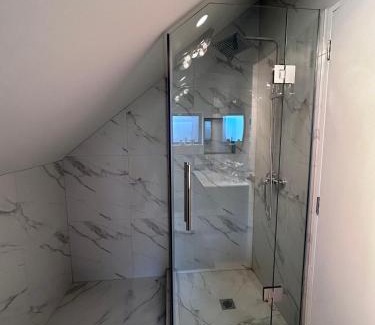 Auckland House | Comfortable Stay with Independent Bathroom & Free Parking