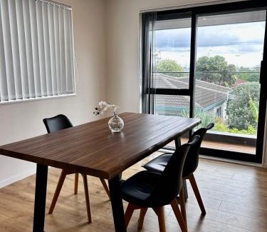 Auckland House | Comfortable Stay with Independent Bathroom & Free Parking