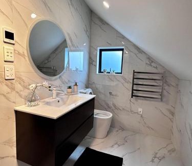 Auckland House | Comfortable Stay with Independent Bathroom & Free Parking