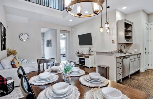 Denton House | Cozy Townhome just minutes away from UNT, TWU & Downtown Denton. Pet Friendly!