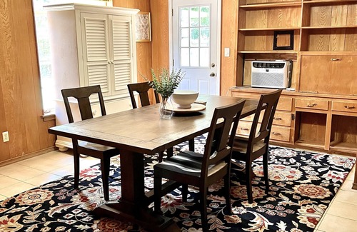 Northeast Dallas House | Inviting Townhome near Dallas with Pet-Friendly Amenities