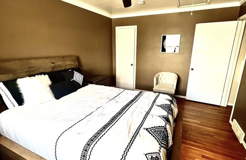 Northeast Dallas House | Inviting Townhome near Dallas with Pet-Friendly Amenities