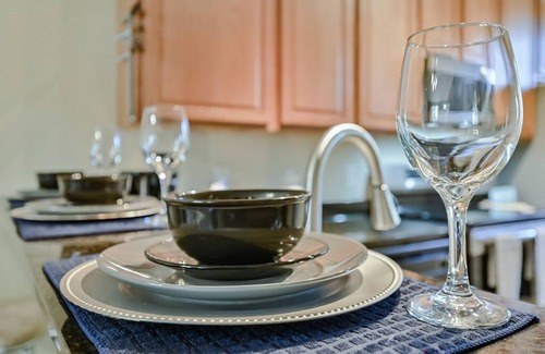 Central Arlington Condo | Charming Townhome Near UTA and Downtown - Guest Rated 9.4