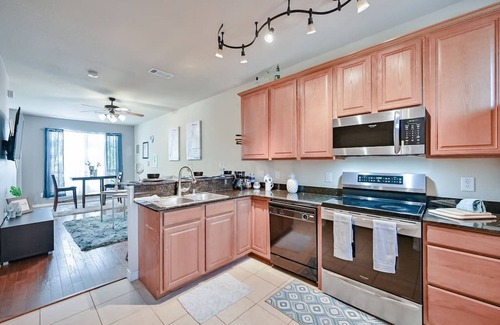 Central Arlington Condo | Charming Townhome Near UTA and Downtown - Guest Rated 9.4