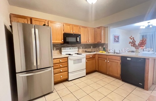 Lawrence House | Inviting Townhouse in West Lawrence, Pet & Child Friendly