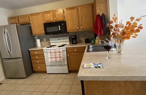 Lawrence House | Inviting Townhouse in West Lawrence, Pet & Child Friendly