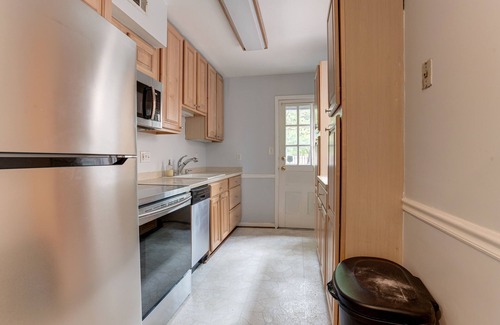 Downtown Baltimore House | Inviting Townhouse Near Camden Yards with Family Amenities