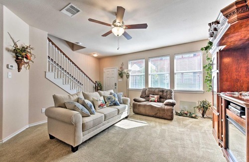 Clear Lake Shores House | Inviting Townhouse with Patio Steps from Kemah Boardwalk