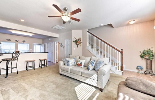 Clear Lake Shores House | Inviting Townhouse with Patio Steps from Kemah Boardwalk