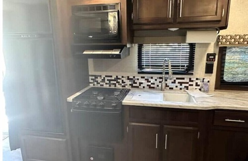Victorville House | Inviting Trailer Retreat in Apple Valley with Spa & Breakfast