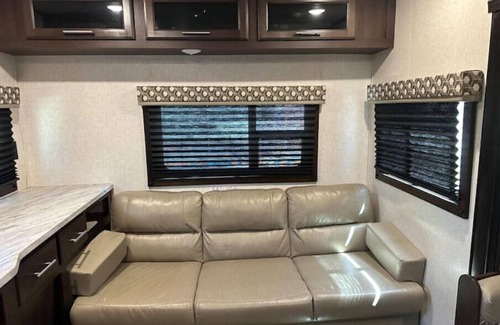 Victorville House | Inviting Trailer Retreat in Apple Valley with Spa & Breakfast