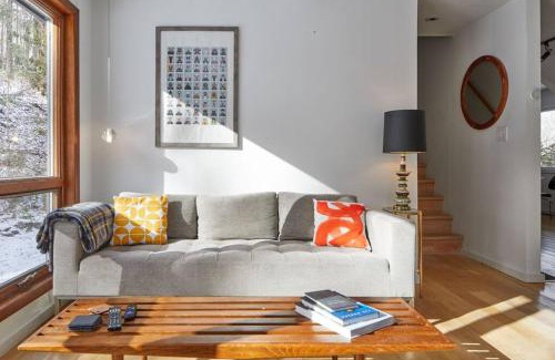 Swan Lake Ski Chalet | Family-Friendly Chalets in NY, USA - Pet Welcoming Retreat