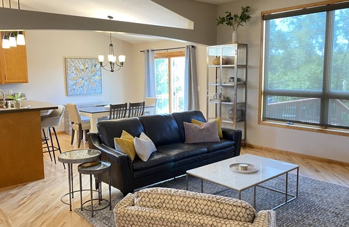 Rochester House | Serene 4-Bed Retreat with Kitchen Near Mayo Clinic