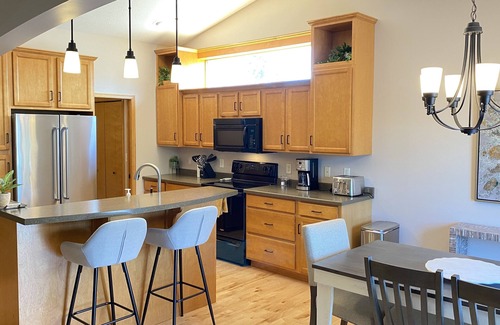 Rochester House | Serene 4-Bed Retreat with Kitchen Near Mayo Clinic
