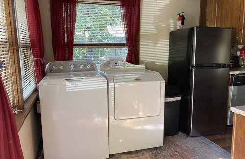 Greater Auburndale House | Charming Treehouse Cottage - Family-Friendly & Pet-Savvy Stay