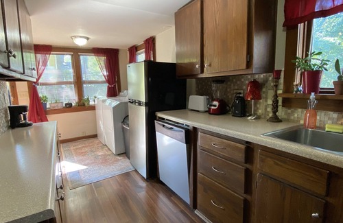 Greater Auburndale House | Charming Treehouse Cottage - Family-Friendly & Pet-Savvy Stay