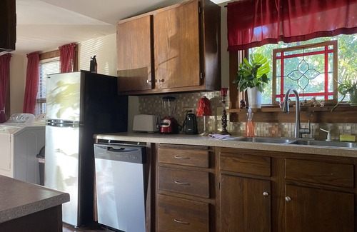 Greater Auburndale House | Charming Treehouse Cottage - Family-Friendly & Pet-Savvy Stay