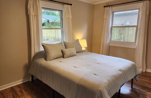 West Pensacola House | Pet-Friendly Cozy Treehouse for Your Next Getaway