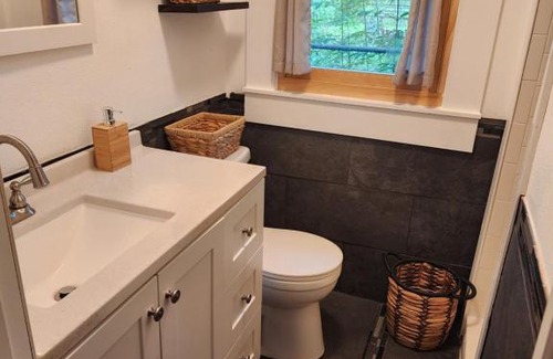 West Pensacola House | Pet-Friendly Cozy Treehouse for Your Next Getaway