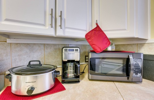 Tuskegee House | Inviting Tuskegee Home Near Auburn University Attractions