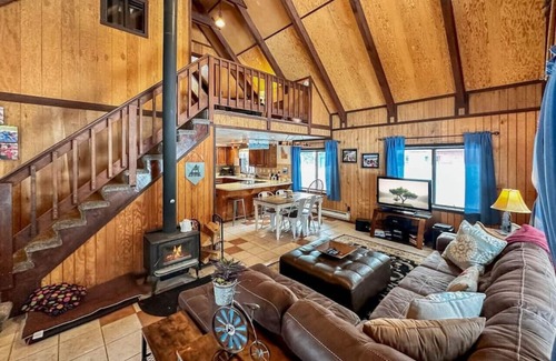 Wagon Wheel Cabin | Family-Friendly Three Bedroom Cabin in Donnelly - Rated 10/10