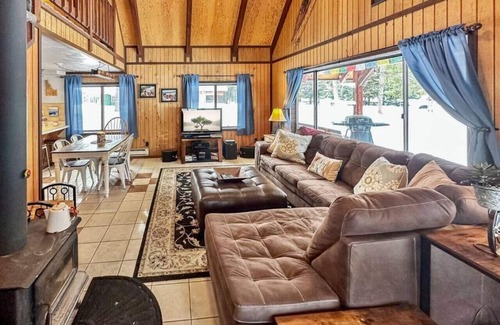 Wagon Wheel Cabin | Family-Friendly Three Bedroom Cabin in Donnelly - Rated 10/10