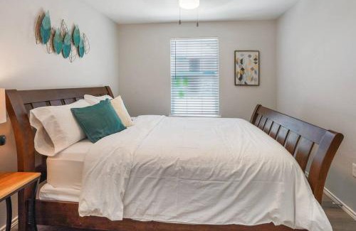 Washington Ave./ Memorial Park House | Charming Two Bedroom Retreat Near Downtown Attractions
