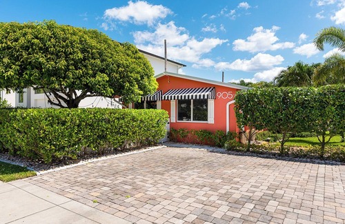 Delray Beach Cottage | Charming Two-Bedroom Retreat with Private Porch in Delray