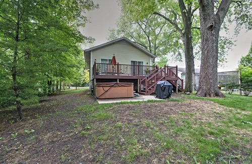 Union Pier Cottage | Inviting Union Pier House with Hot Tub, Deck & Backyard