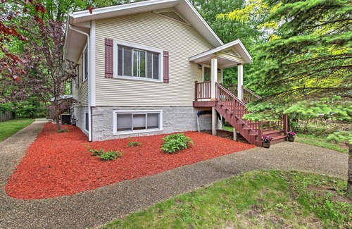 Union Pier Cottage | Inviting Union Pier House with Hot Tub, Deck & Backyard