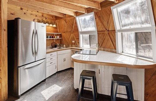 La Pine House | Unique Geodesic Home in La Pine with Hot Tub & Private Deck