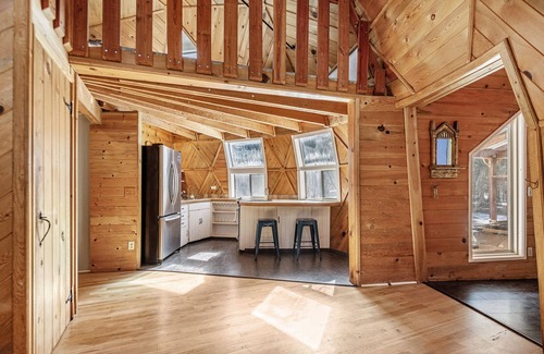 La Pine House | Unique Geodesic Home in La Pine with Hot Tub & Private Deck