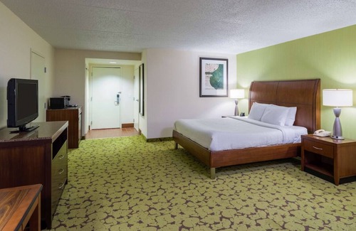 Hopelawn Hotel | Cozy Getaway with Heated Pool near Roosevelt Park