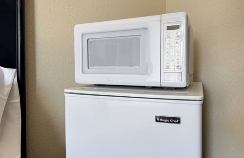 Santa Ana Apartment | Cozy Unit with Queen Bed, Smart TV, and Wifi Near Disneyland & Beach