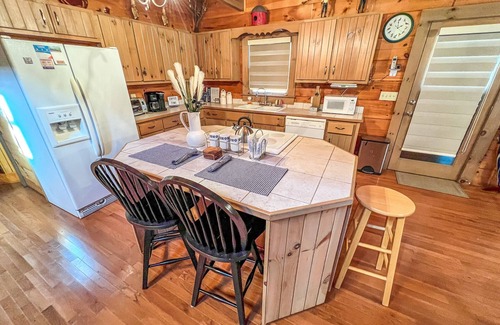 Grassy Creek Cabin | Cozy Cabin Retreat with Spa and Hot Tub Amenities